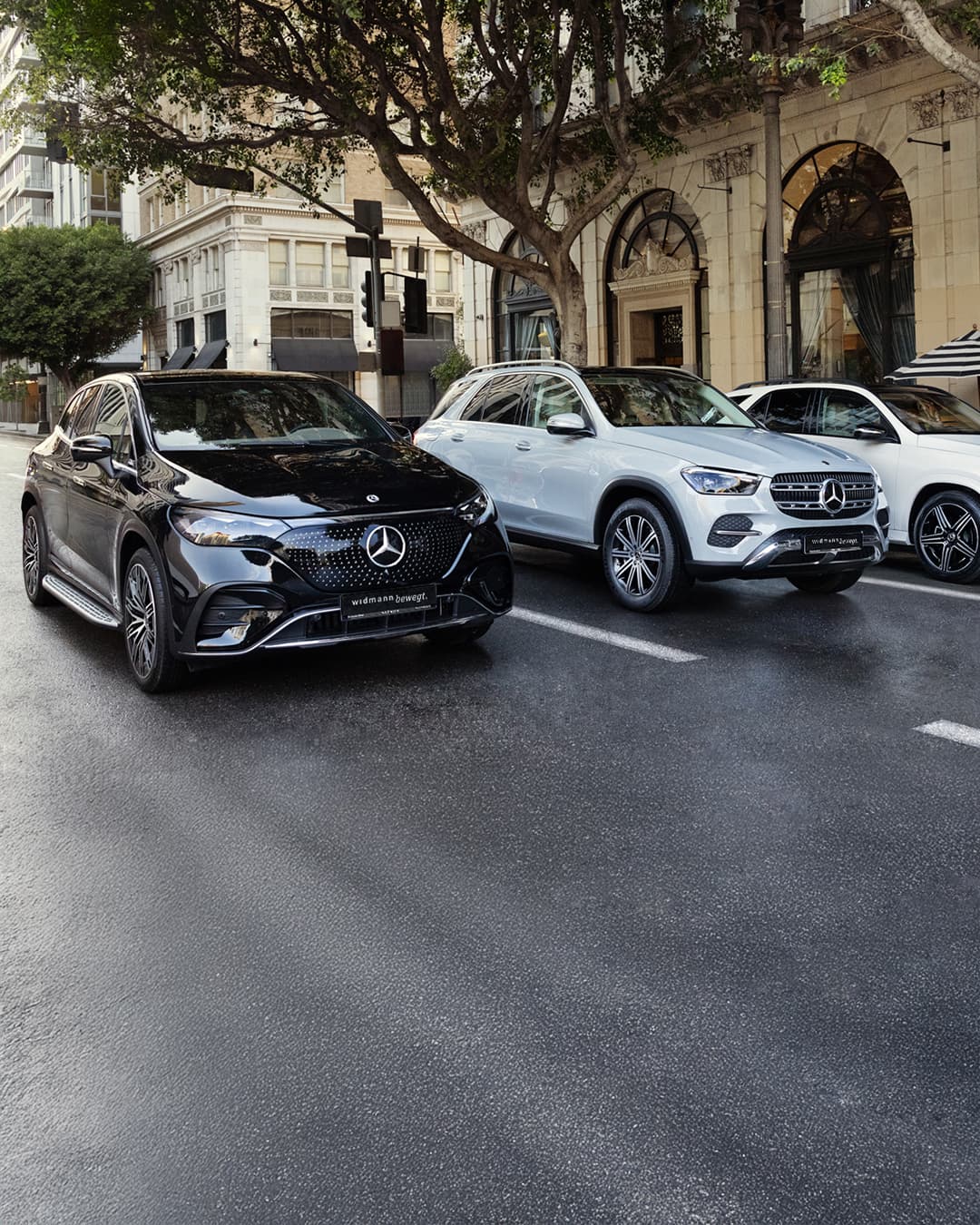 Ein Mercedes-Benz Fahrzeug in einer städtischen Umgebung