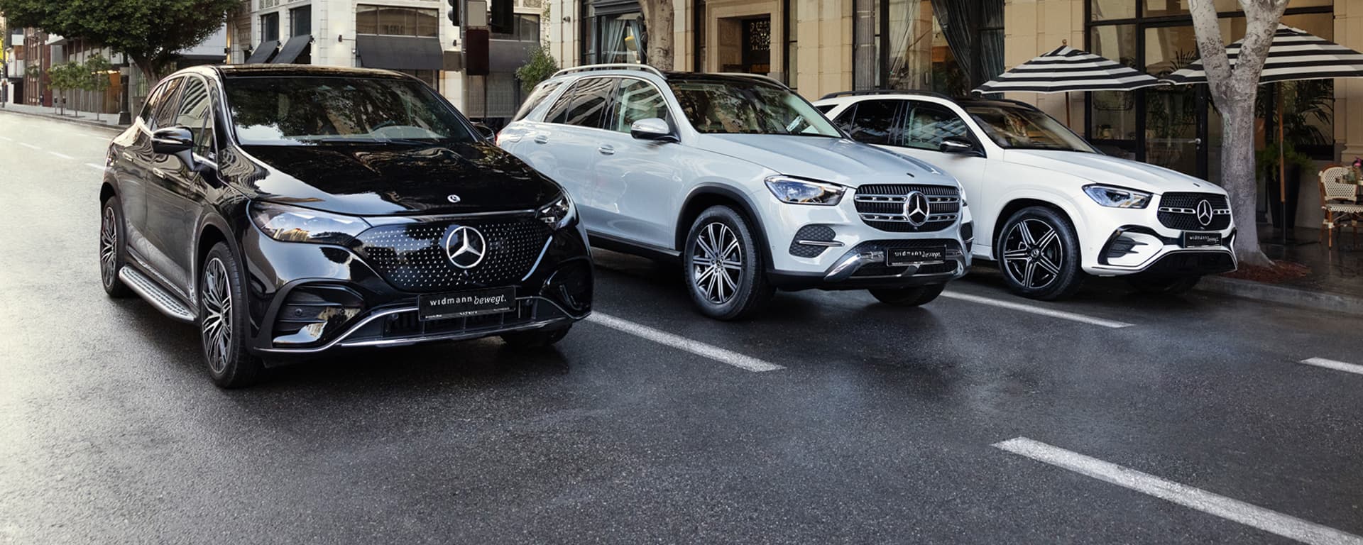 3 Mercedes-Benz Fahrzeuge in einer städtischen Umgebung