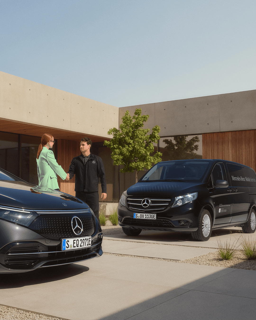 Frau und Mann begrüßen sich per Handschlag neben zwei Mercedes-Fahrzeugen.
