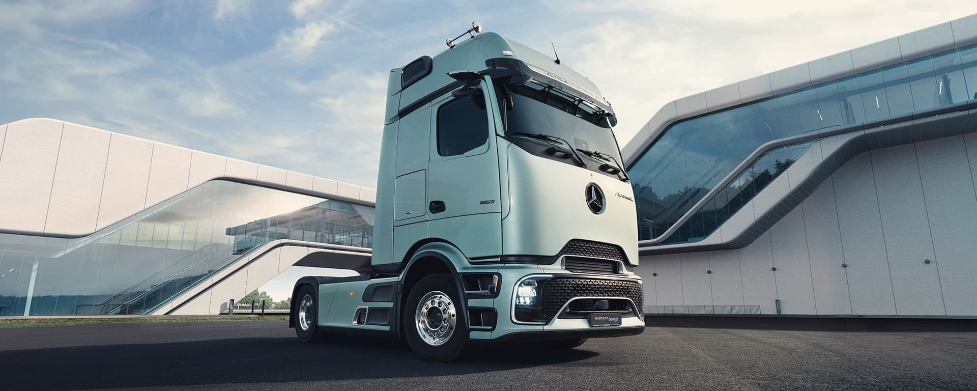 Ein hellblauer Mercedes-Benz Actros mit ProCabin von schräg unten fotografiert.