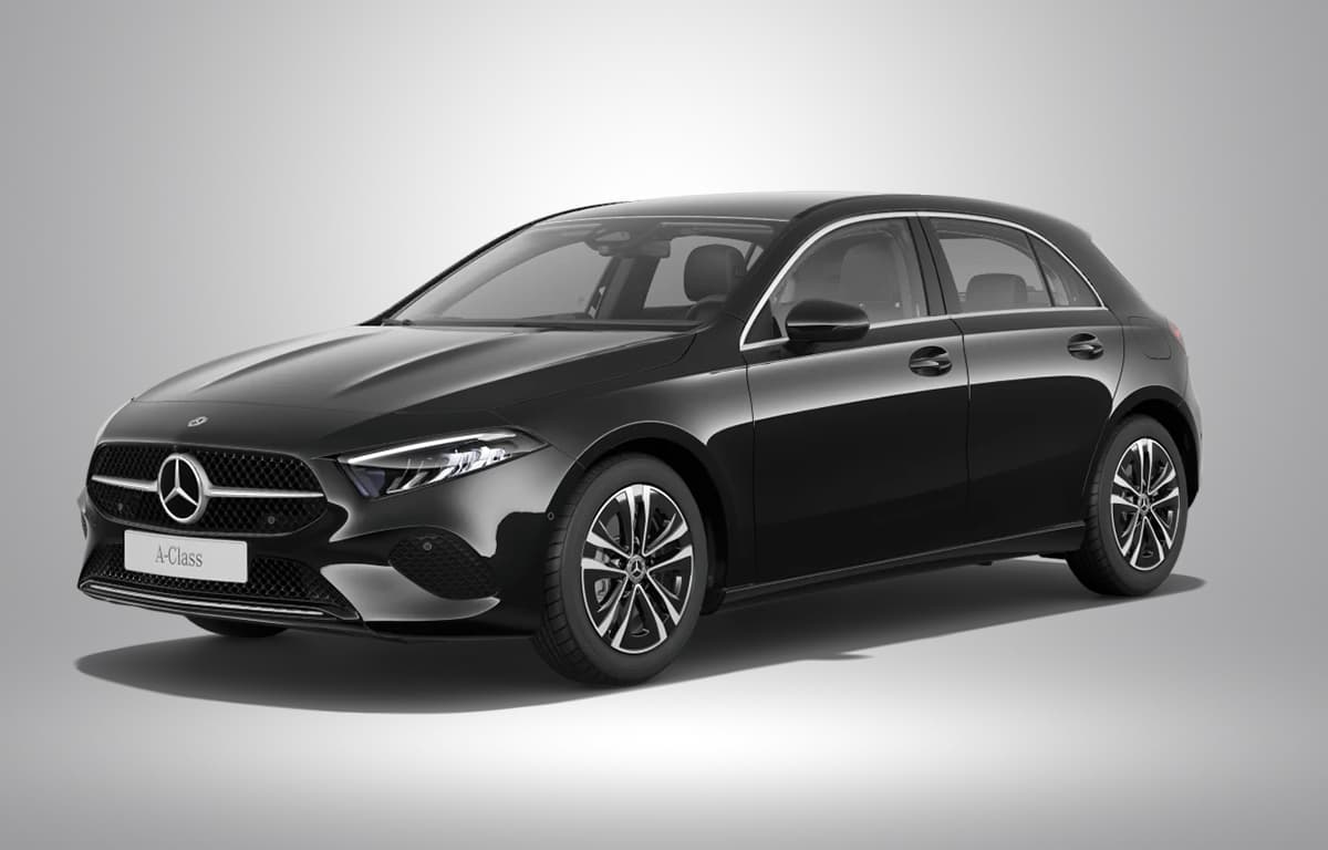 Schwarze Mercedes-Benz A-Klasse Kompaktwagen in Seitenansicht schräg von vorne auf hellem Hintergrund.