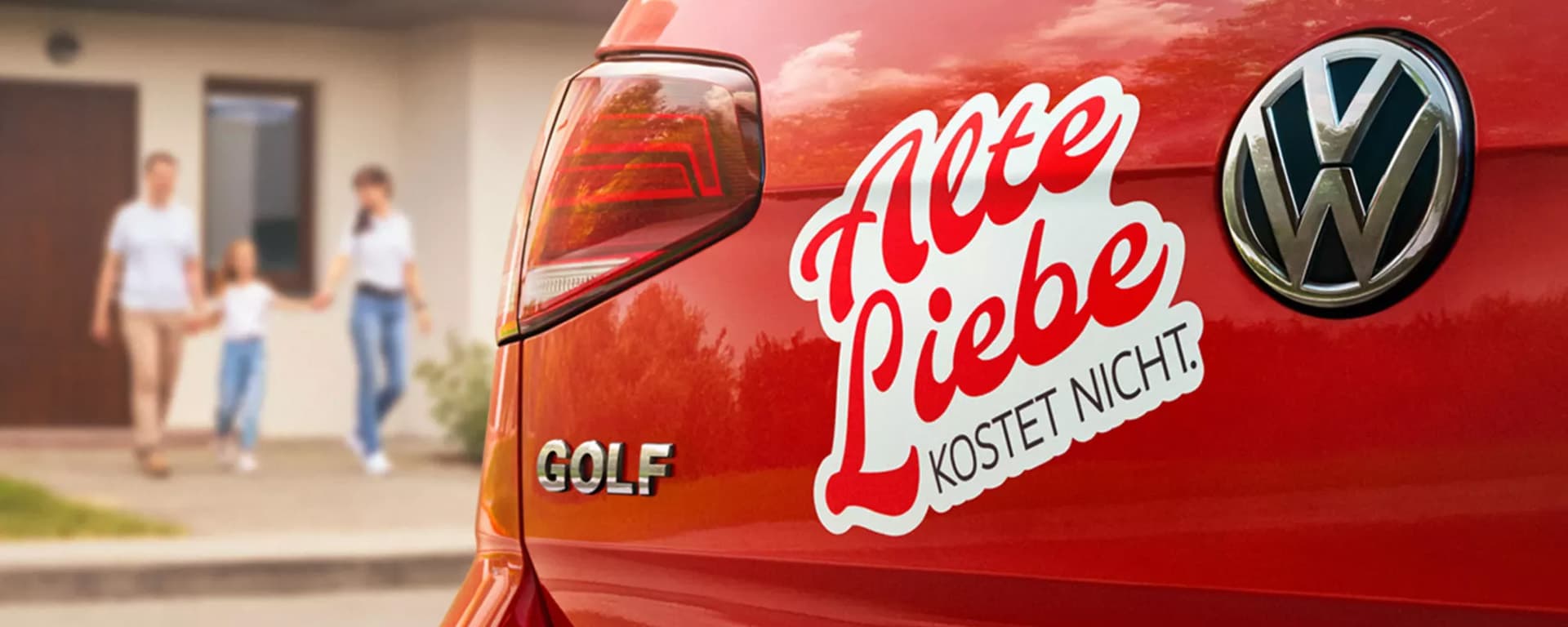 Rotes Auto mit VW-Logo und Aufkleber „Alte Liebe kostet nicht.“