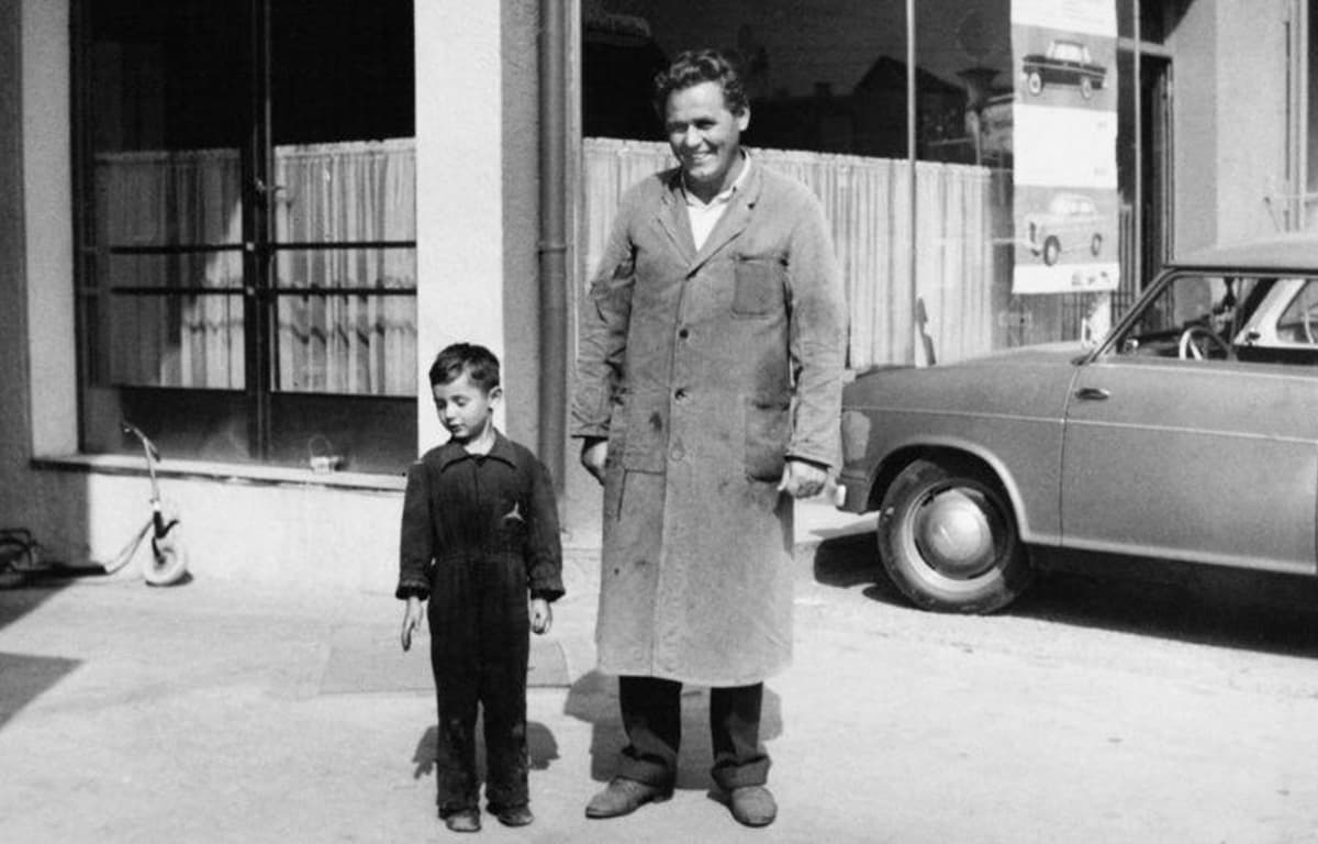 Schwarz-Weiß-Bild unseres Gründers Bruno Widmann mit Sohn Bernd Widmann als Kind.