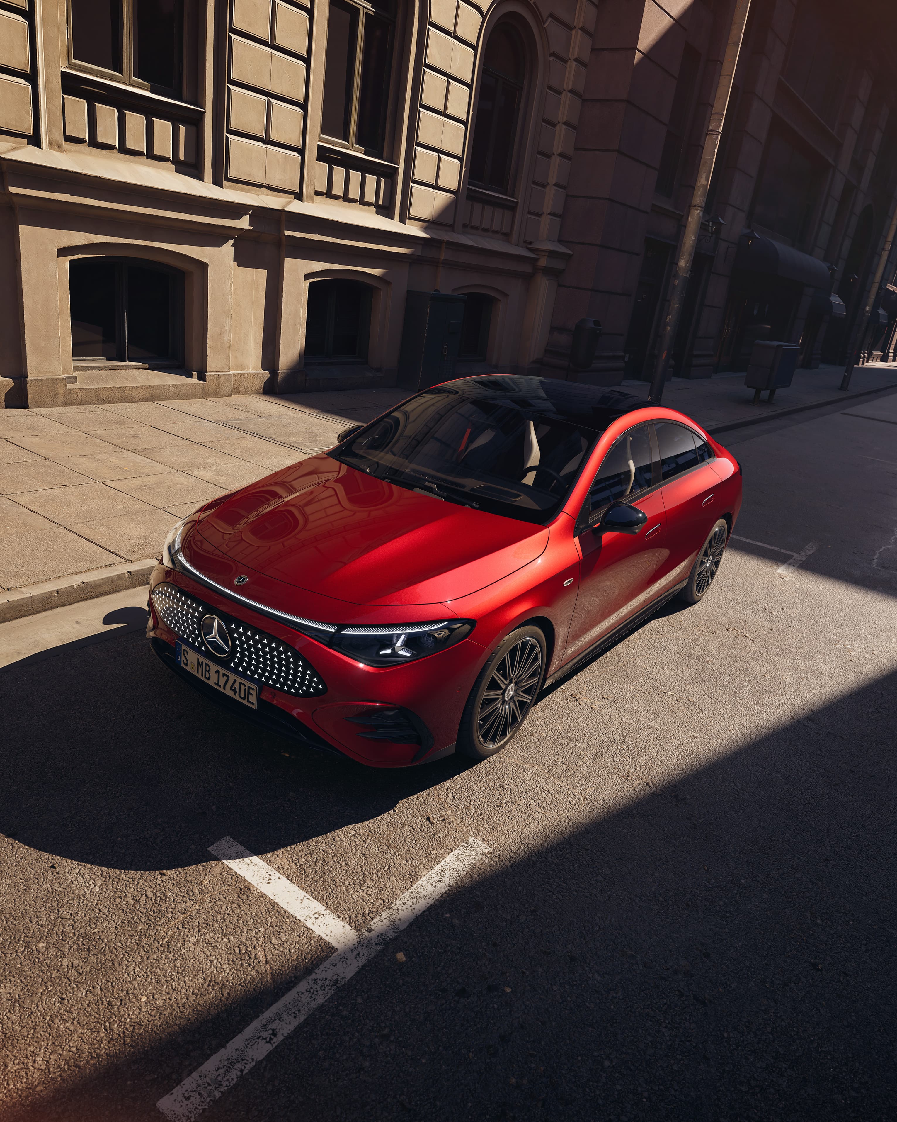 Ein roter CLA auf einer Straße