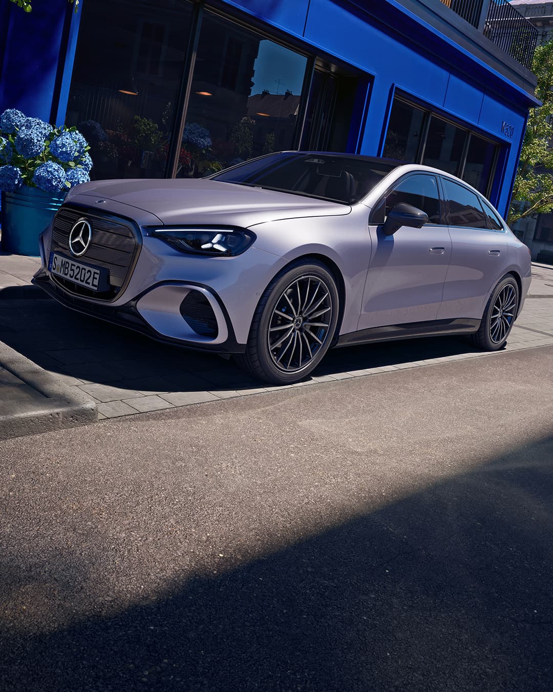 Eine Mercedes-Benz elektrische C-Klasse in silber in einem urbanen Setting.