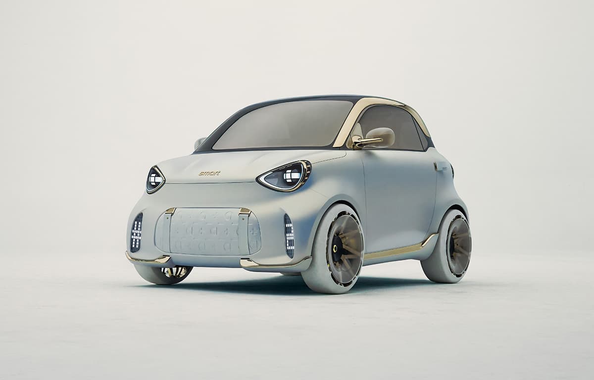 Ein kleines, futuristisch gestaltetes Elektroauto in hellblauer Farbe mit goldenen Details steht vor neutralem Hintergrund.