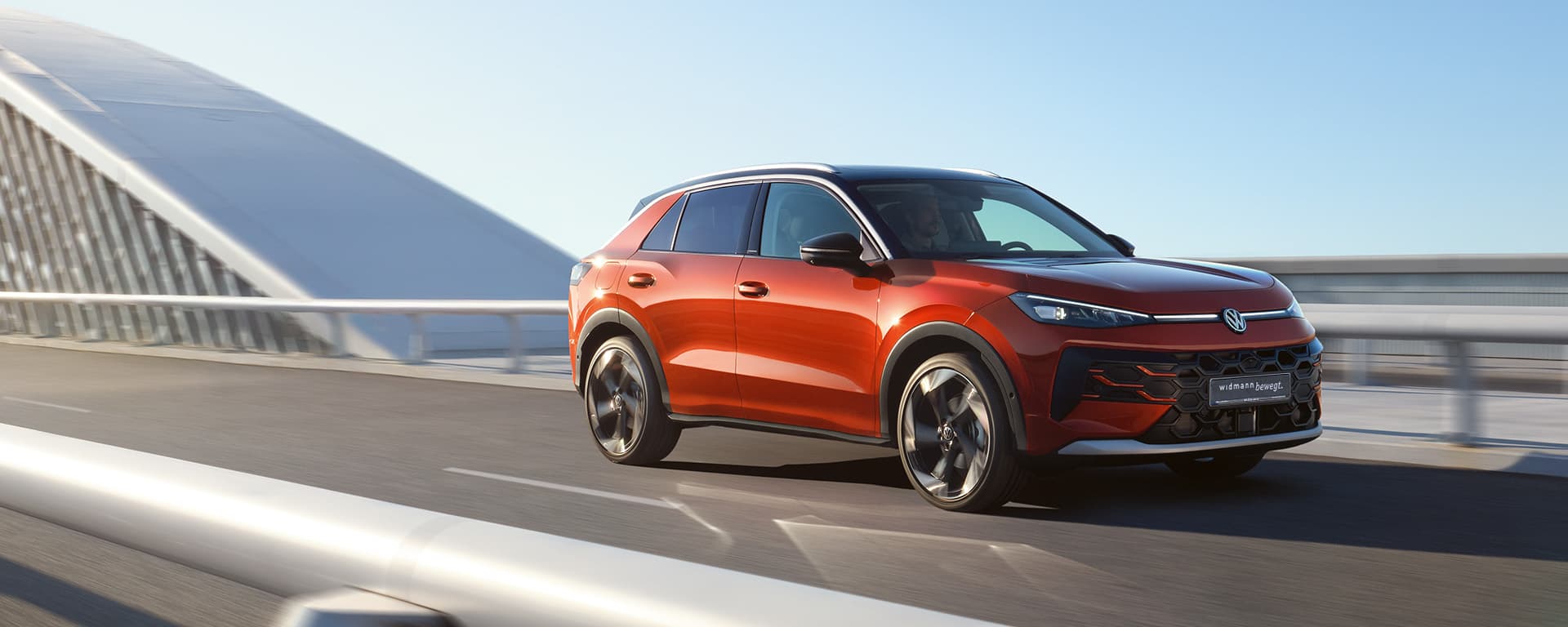 ein roter VW T-Roc fährt auf einer Straße