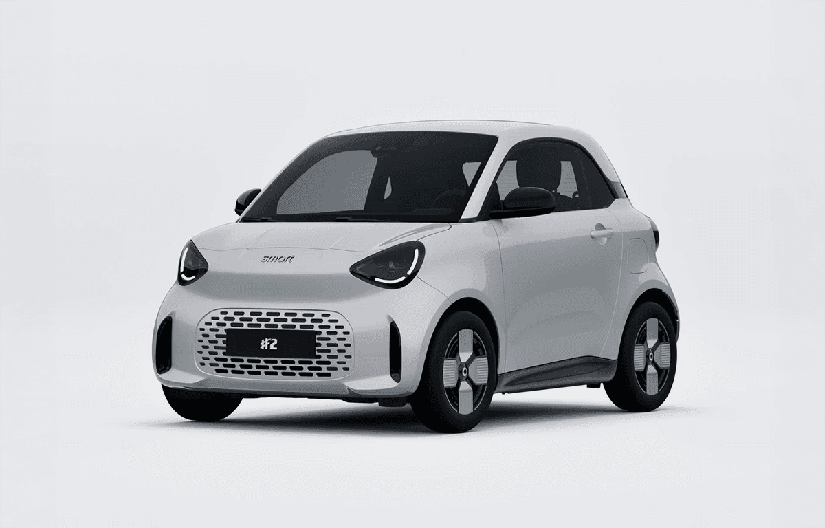 Weißer smart #2 mit schwarzem Dach, markanten LED-Scheinwerfern und aerodynamischen Felgen in der Front- und Seitenansicht vor hellem Hintergrund.