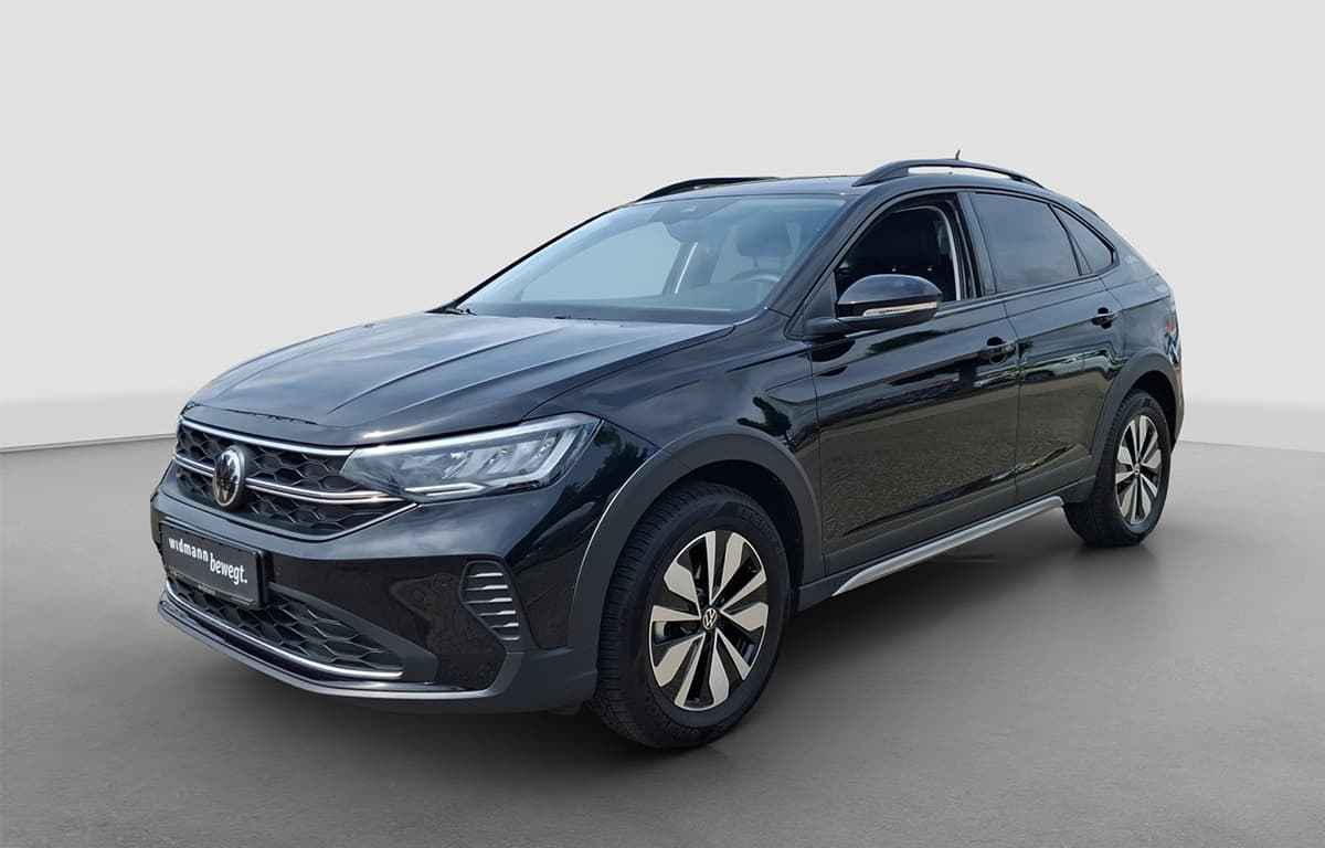 Schwarzer Volkswagen Taigo in moderner Studioaufnahme vor hellem Hintergrund.