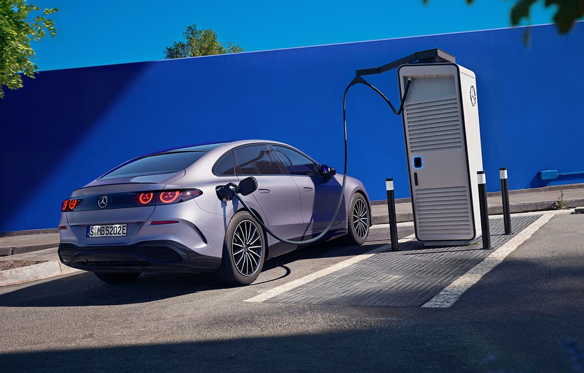 Eine silberne Mercedes-Benz C-Klasse von hinten an einer Ladestation.