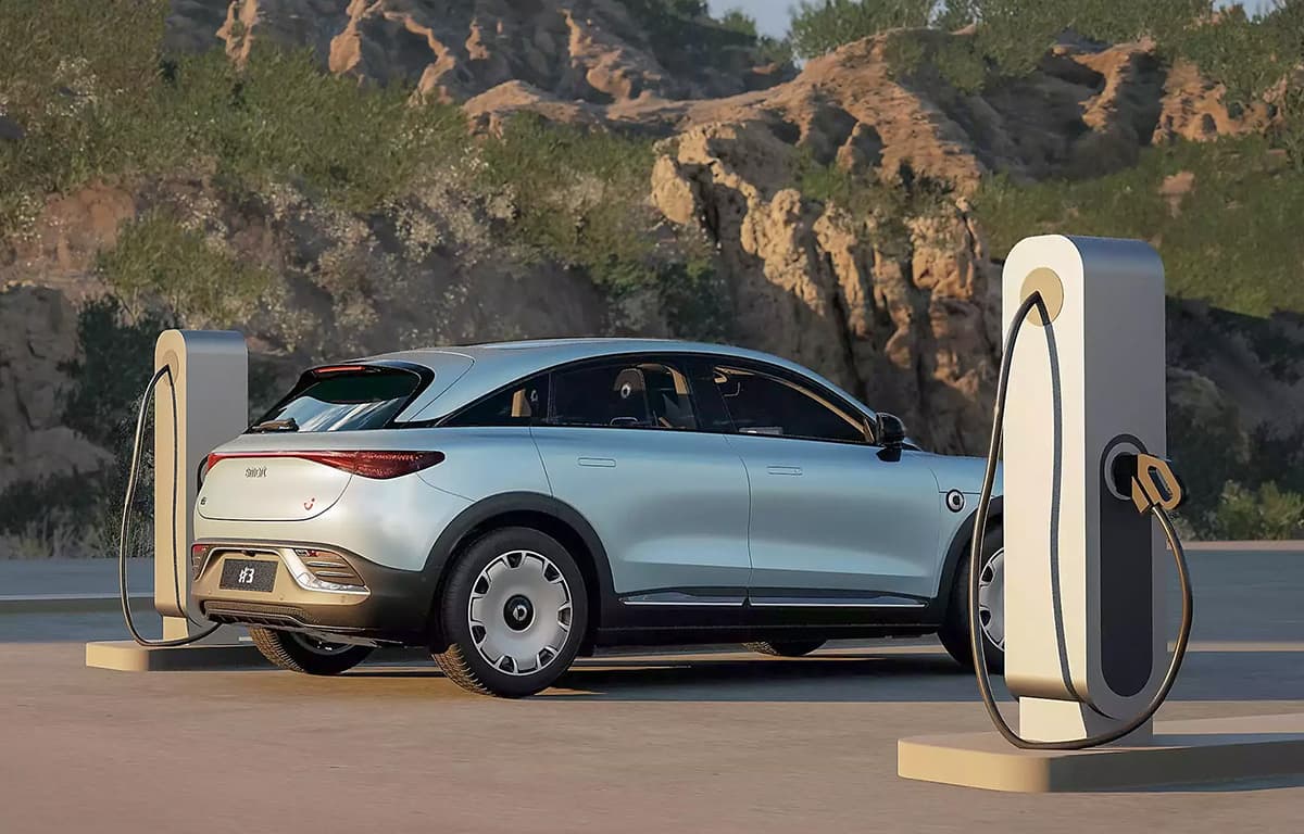 Ein smart #3 steht zwischen zwei Ladesäulen,