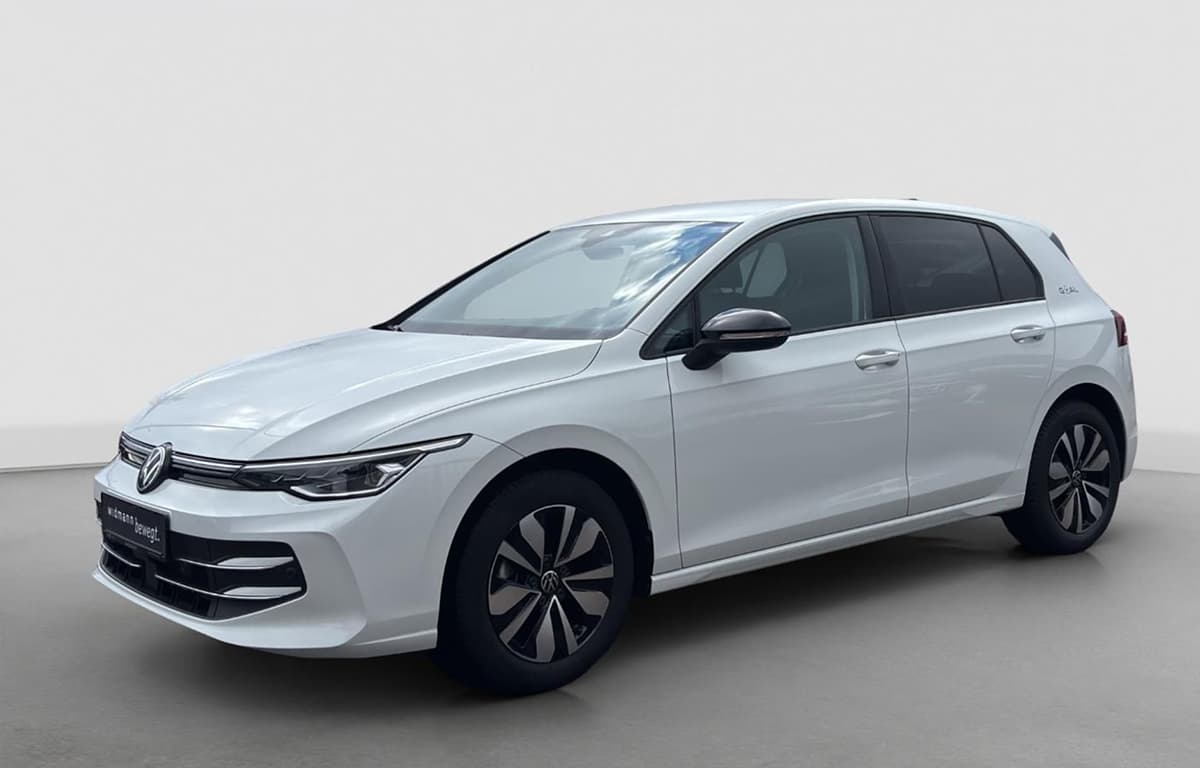 Weißer Volkswagen Golf in moderner Studioaufnahme vor hellem Hintergrund.
