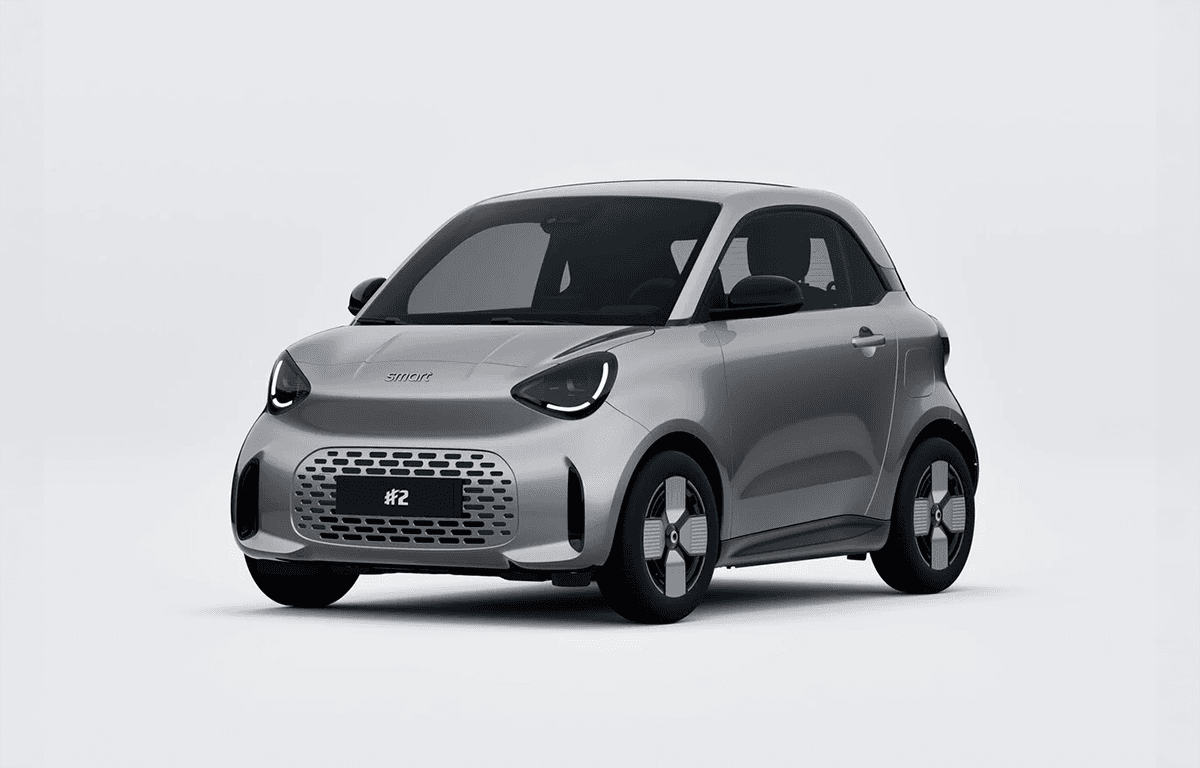 Silberfarbener smart #2 mit schwarzem Dach, markanten LED-Scheinwerfern und aerodynamischen Felgen in der Front- und Seitenansicht vor hellem Hintergrund.