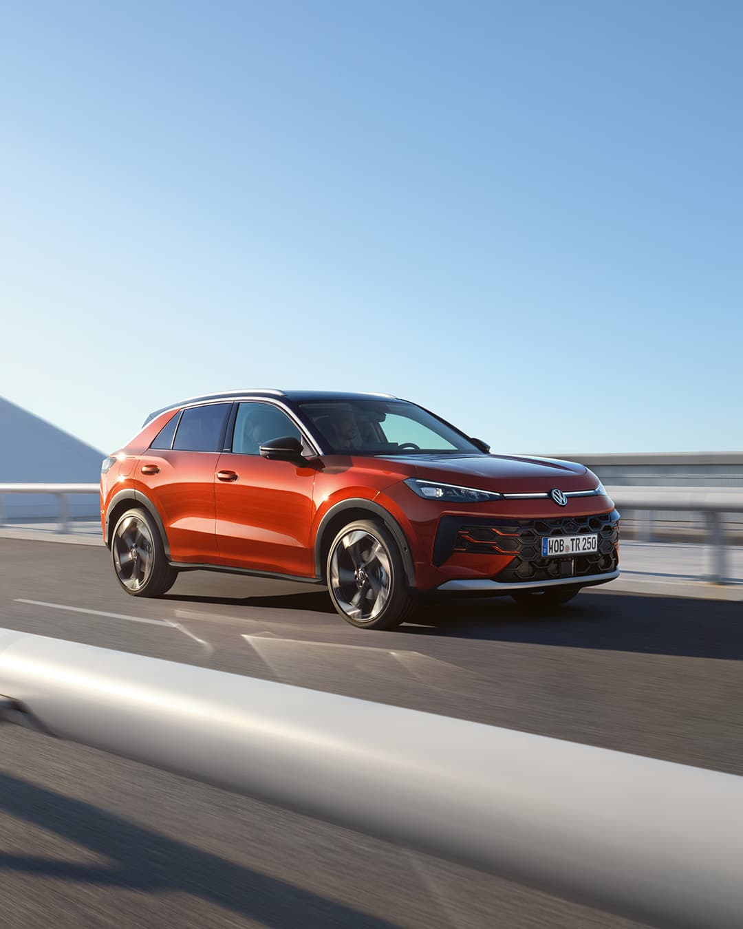 ein roter VW T-Roc fährt auf einer Straße