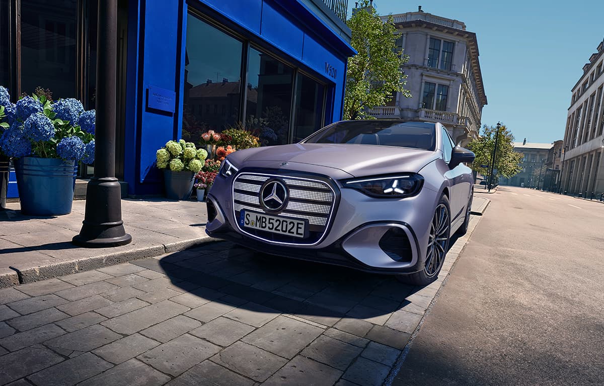 Eine silberne Mercedes-Benz C-Klasse von vorne auf einem Parkplatz.