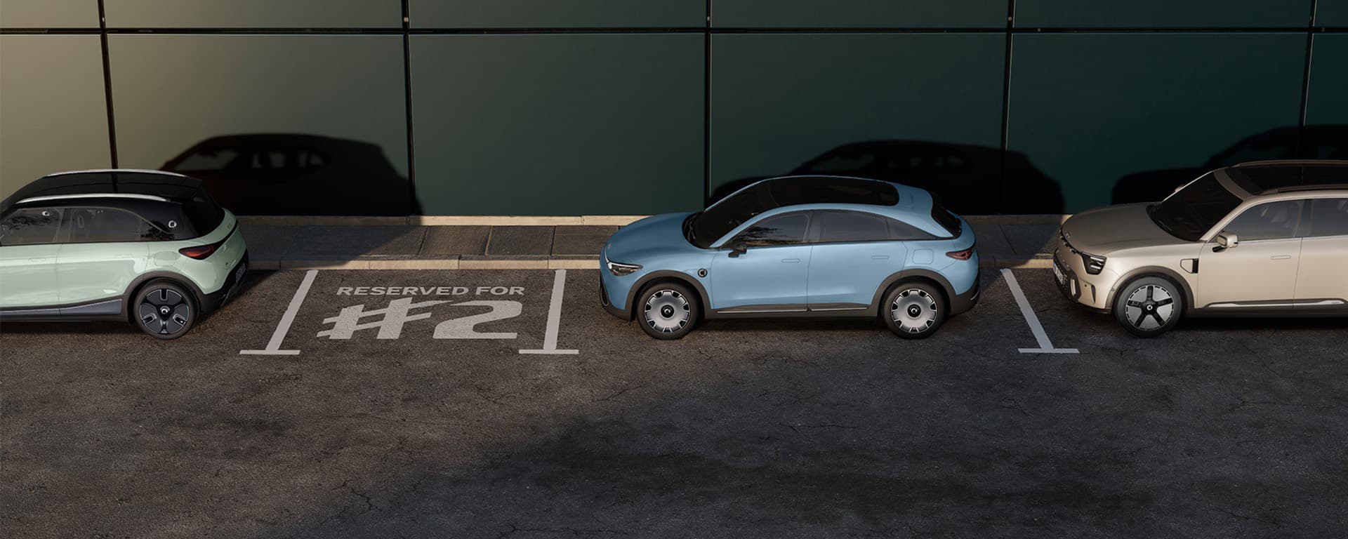 ein smart #3, #5 und #1 sind auf dem Bild zu sehen und in der Mitte ein #2 Symbol auf der Straße