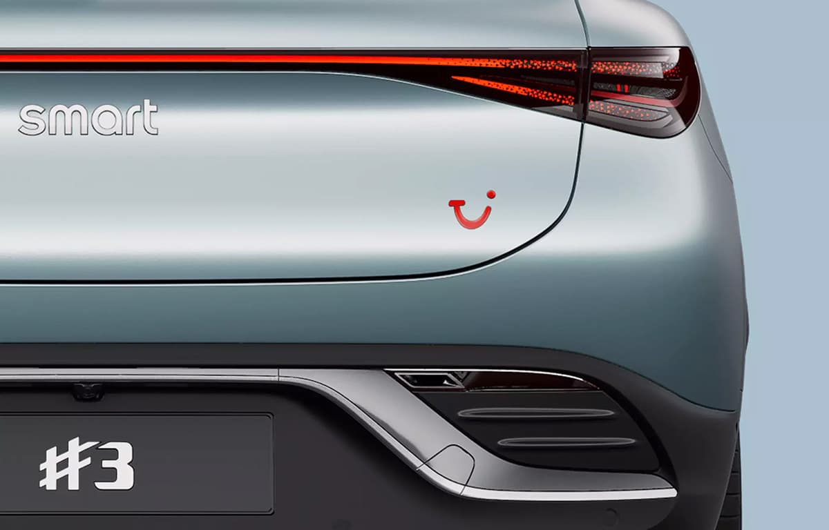 Ein Smart ist von hinten zu sehen, mit dem TUI Edition Branding auf der Heckklappe.