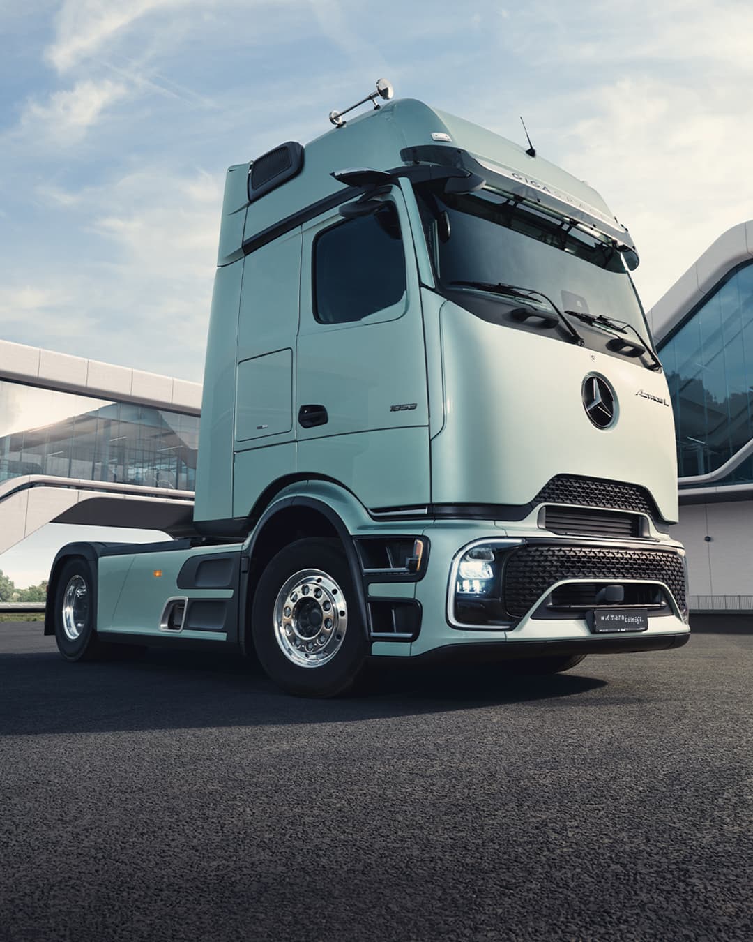 Ein hellblauer Mercedes-Benz Actros mit ProCabin von schräg unten fotografiert.