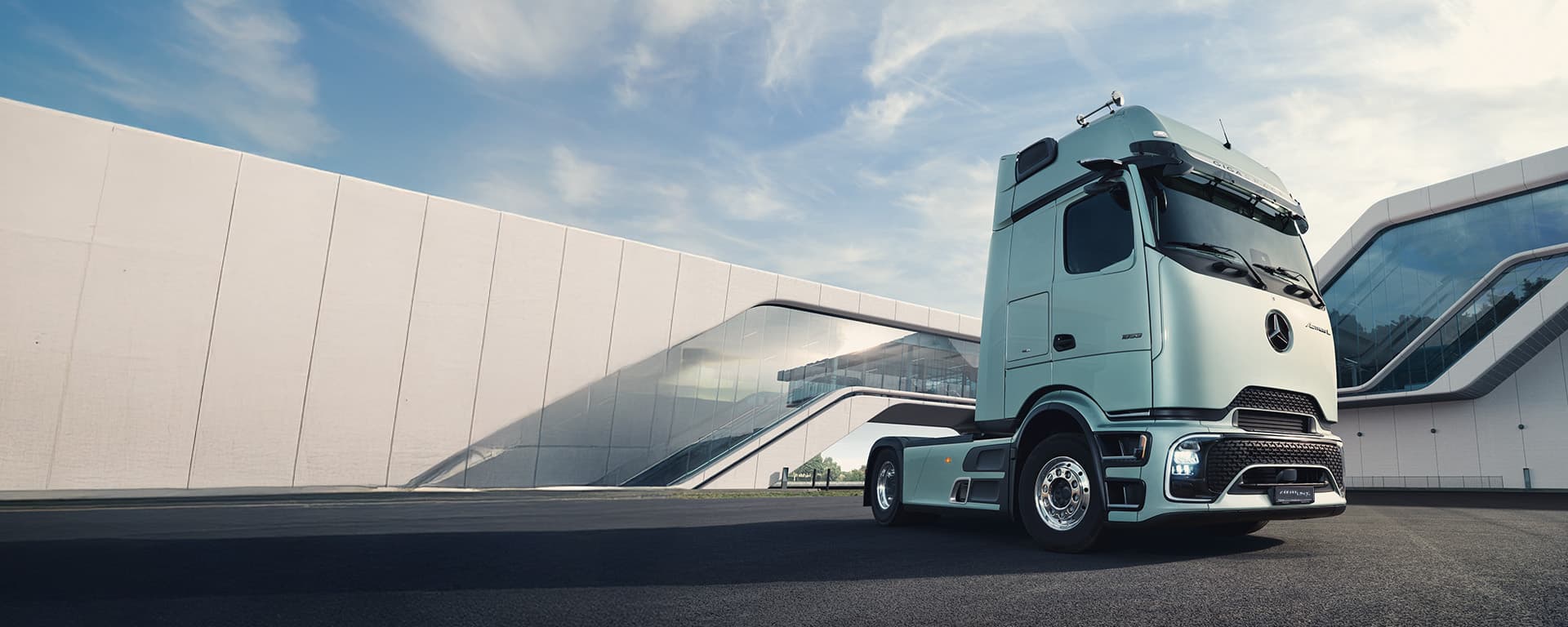 Ein hellblauer Mercedes-Benz Actros mit ProCabin von schräg unten fotografiert.