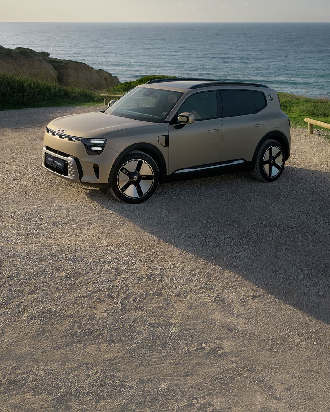 Ein mattbrauner smart #5 fährt auf einer Straße.