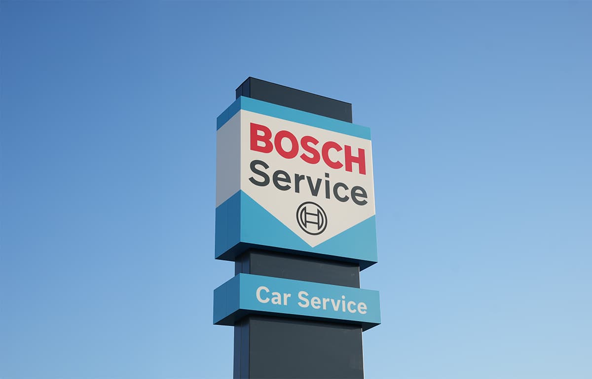 Eine Bosch Car Service Säule von unten.