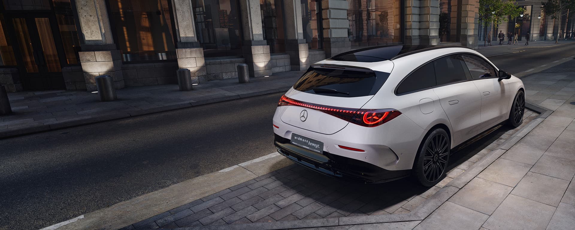 Ein weißer CLA steht vor einem Gebäude in der Stadt