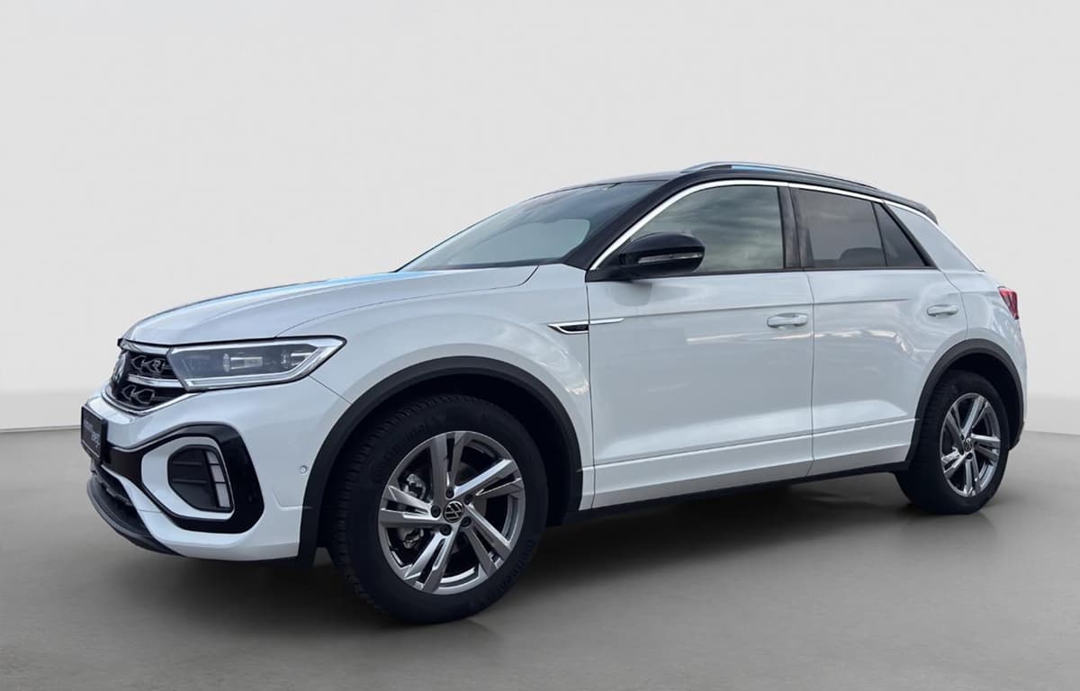 Weißer Volkswagen T-Roc in moderner Studioaufnahme vor hellem Hintergrund.