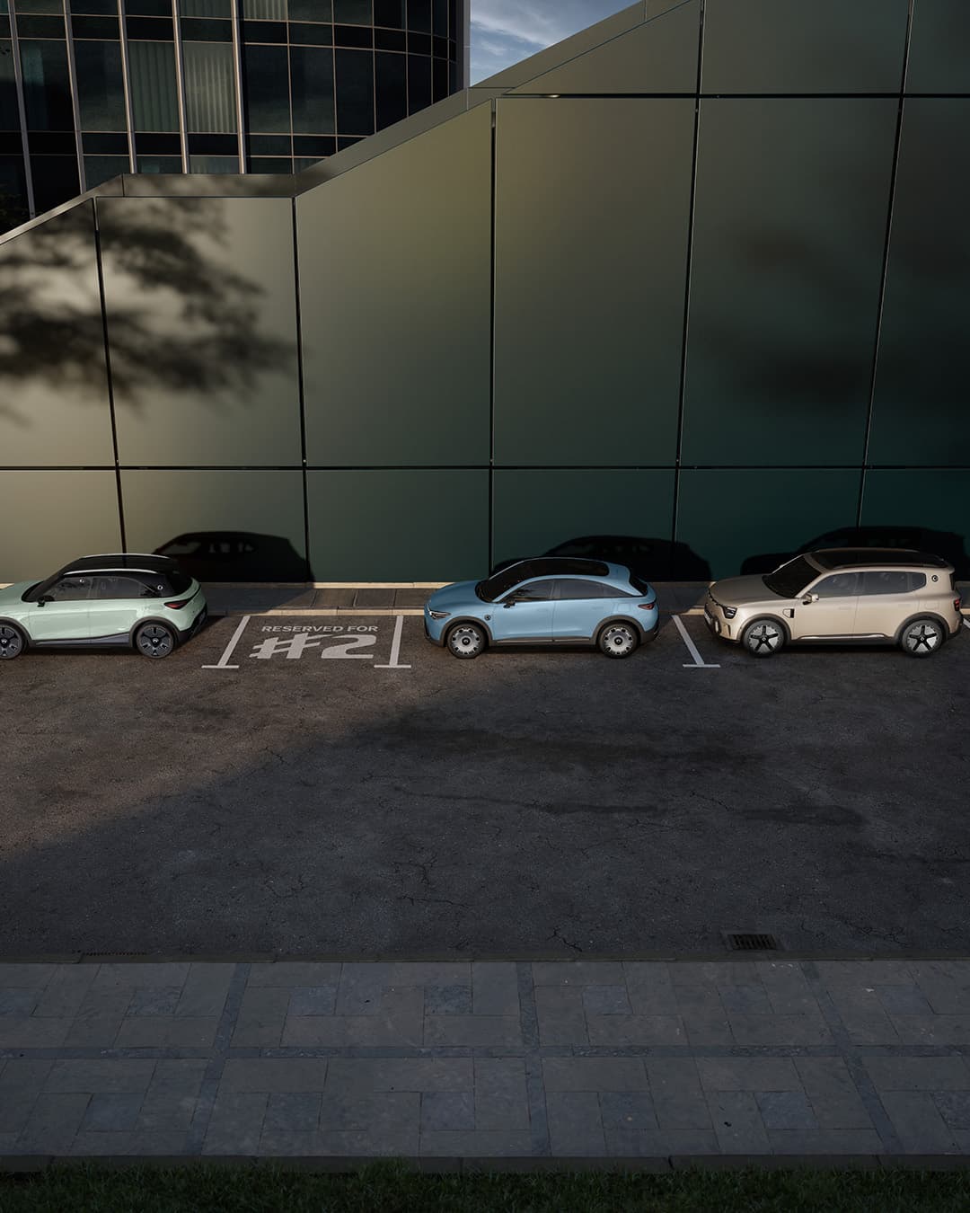 ein smart #3, #5 und #1 sind auf dem Bild zu sehen und in der Mitte ein #2 Symbol auf der Straße