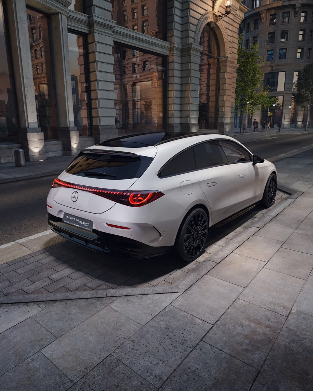 Ein weißer CLA steht vor einem Gebäude in der Stadt