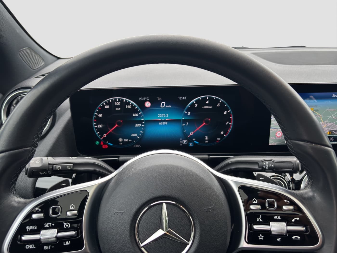 Mercedes-Benz GLA 180 Bild 11