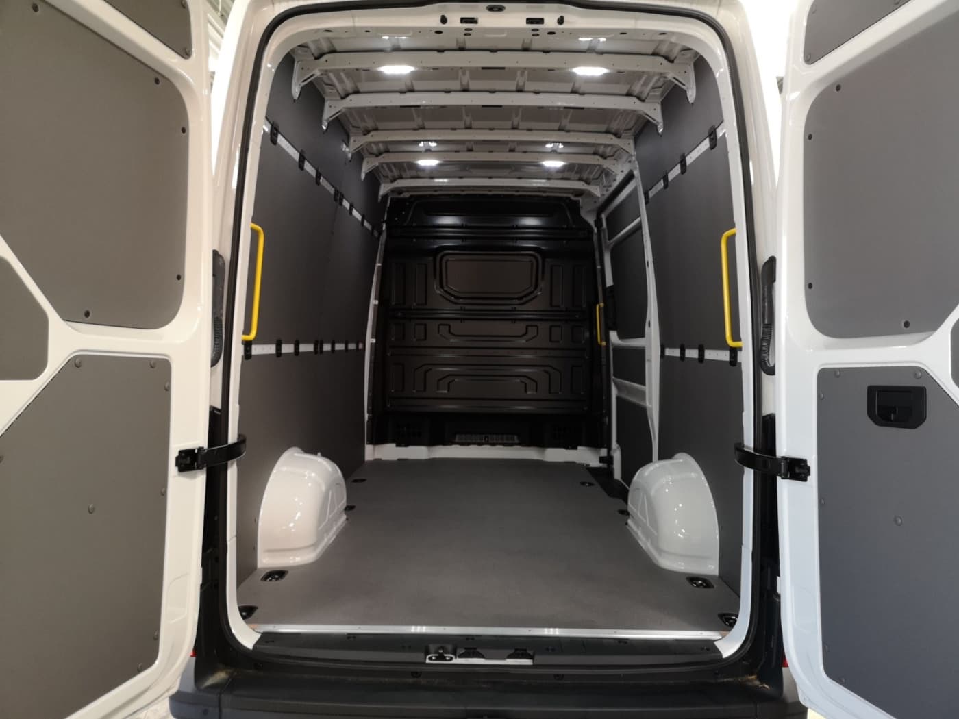 Volkswagen Crafter 35 Kasten Motor: 2.0 l TDI EU6-EA SCR 103 kW Getriebe: Frontantrieb 6-Gang-Schaltgetriebe Ra Bild 15