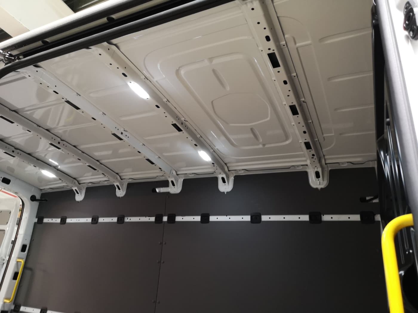 Volkswagen Crafter 35 Kasten Motor: 2.0 l TDI EU6-EA SCR 103 kW Getriebe: Frontantrieb 6-Gang-Schaltgetriebe Ra Bild 17