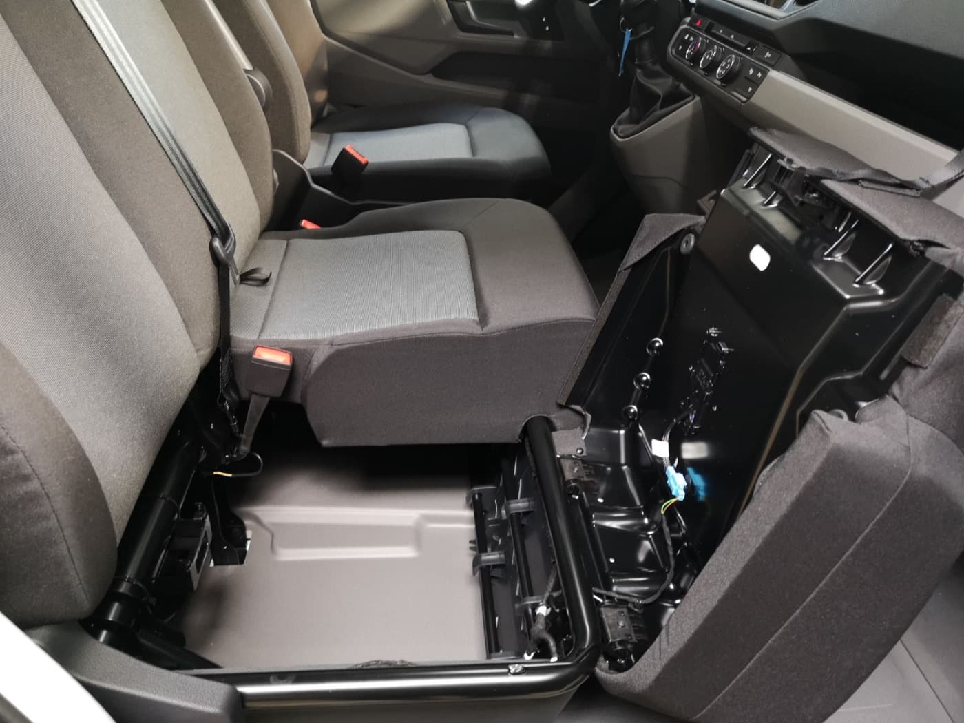 Volkswagen Crafter 35 Kasten Motor: 2.0 l TDI EU6-EA SCR 103 kW Getriebe: Frontantrieb 6-Gang-Schaltgetriebe Ra Bild 24