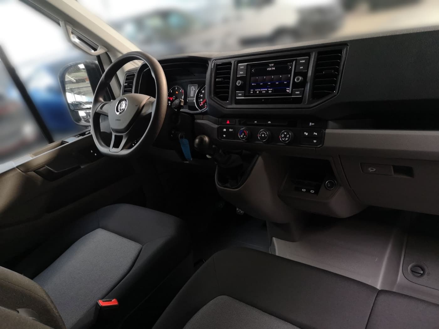 Volkswagen Crafter 35 Kasten Motor: 2.0 l TDI EU6-EA SCR 103 kW Getriebe: Frontantrieb 6-Gang-Schaltgetriebe Ra Bild 9