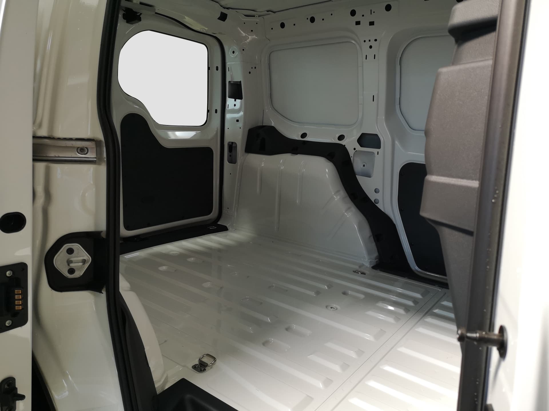 Volkswagen Caddy Cargo Motor: 2.0 l TDI Bild 16