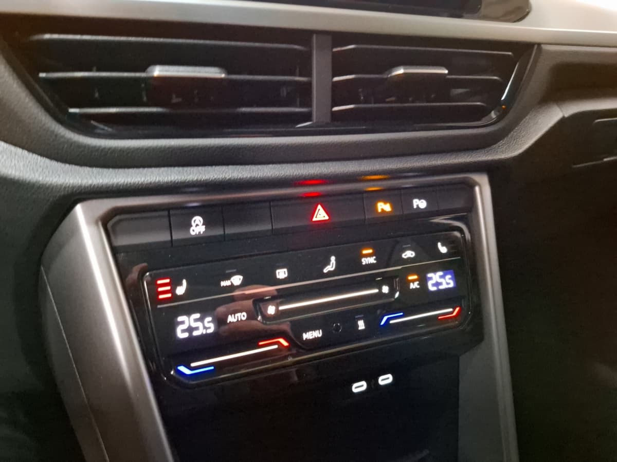 Volkswagen T-Roc Life 1.5 TSI 150 PS DSG AHK Standheizung ACC Bild 13