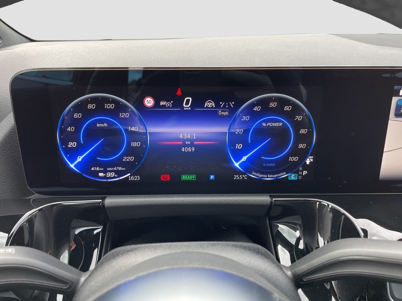 Mercedes-Benz EQA 300 4M Bild 11