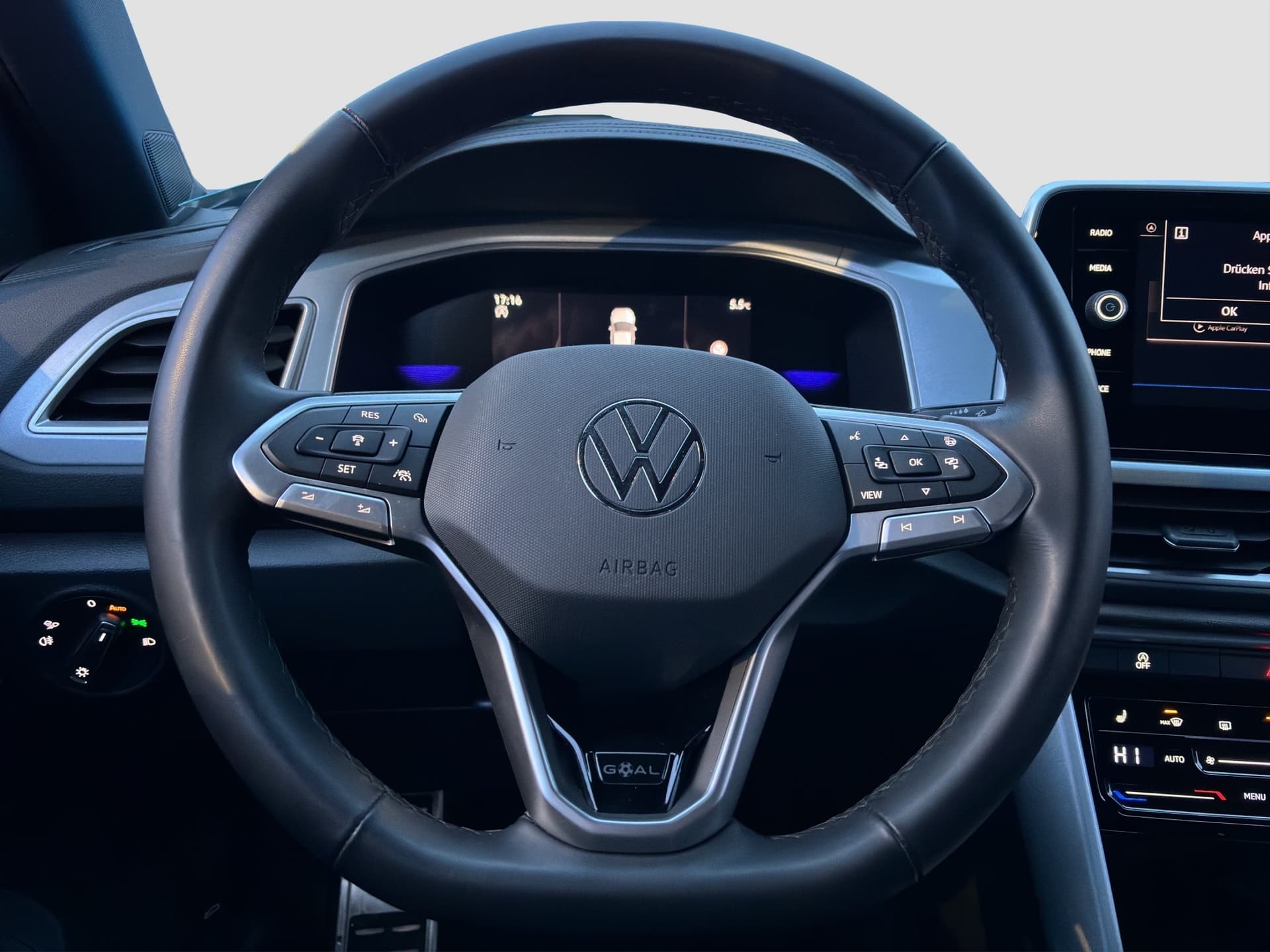 Volkswagen T-Roc 2.0 TDI 150 PS DSG AHK NAVI ACC Kamera Bild 10