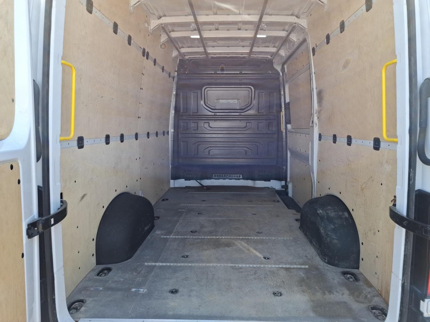 Volkswagen Crafter Kasten 35 mittellang Hochdach FWD TDI Bild 16