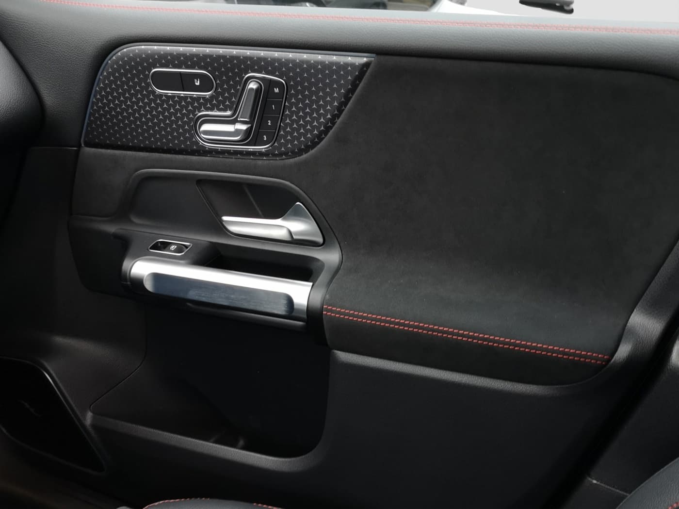 Mercedes-Benz EQB 300 4M Bild 14