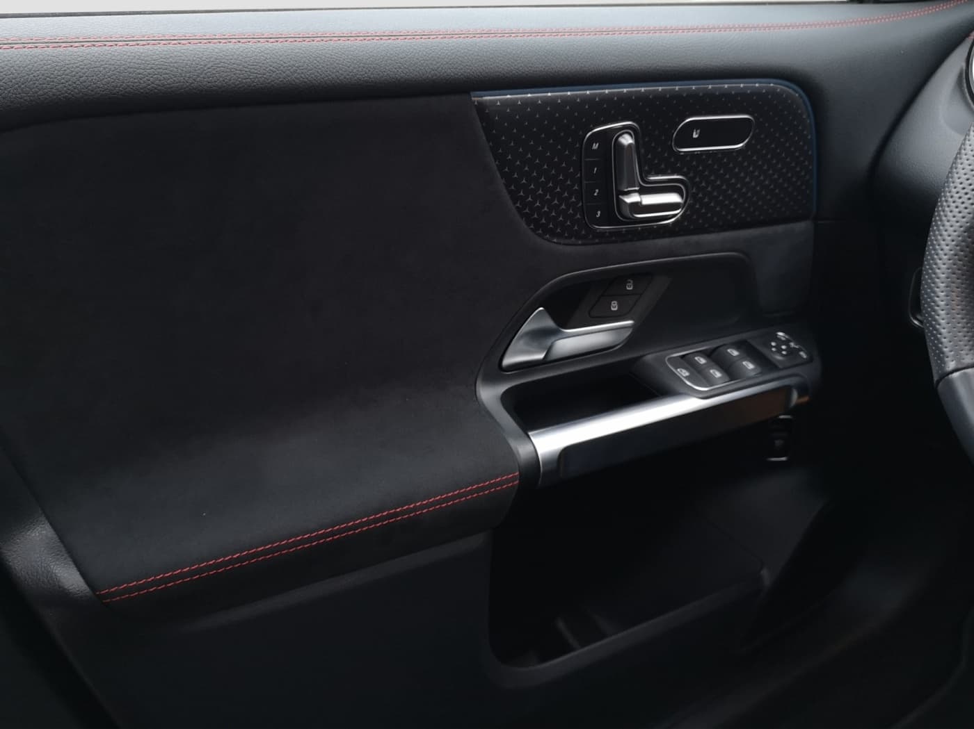 Mercedes-Benz EQB 300 4M Bild 18