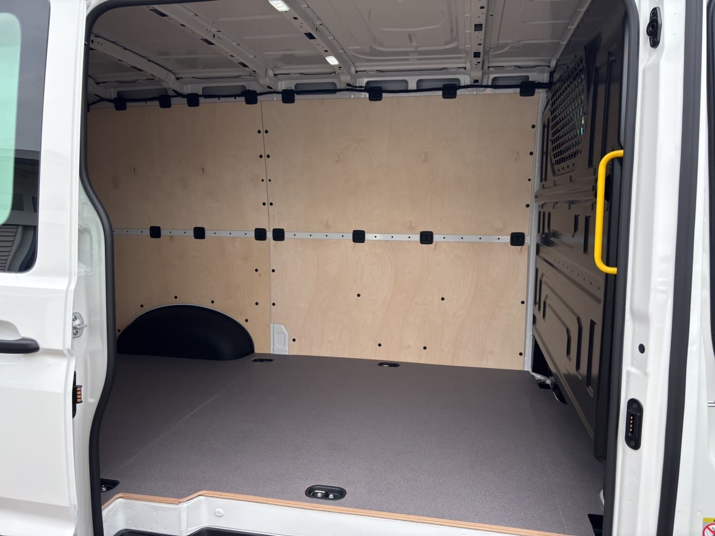 Volkswagen Crafter 35 2.0 TDI 120 KW Kasten MR/ND Bild 15