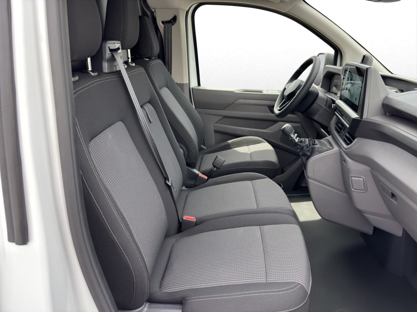 Volkswagen T7 Transporter Kasten 2.0 TDI L1H1 Bild 15