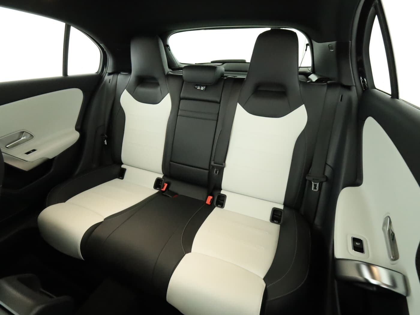 Mercedes-Benz A 250 4M Bild 18