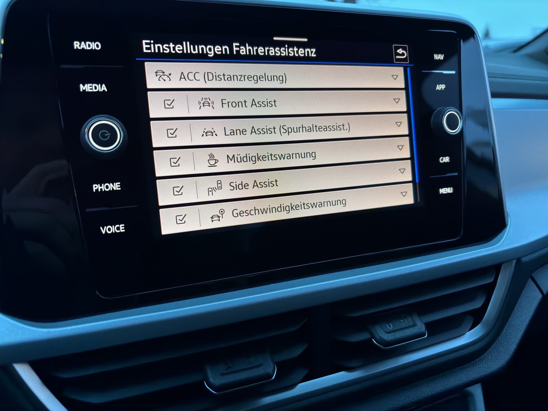 Volkswagen T-Roc Life 2.0 TDI DSG 150 PS AHK Kamera ACC Bild 19