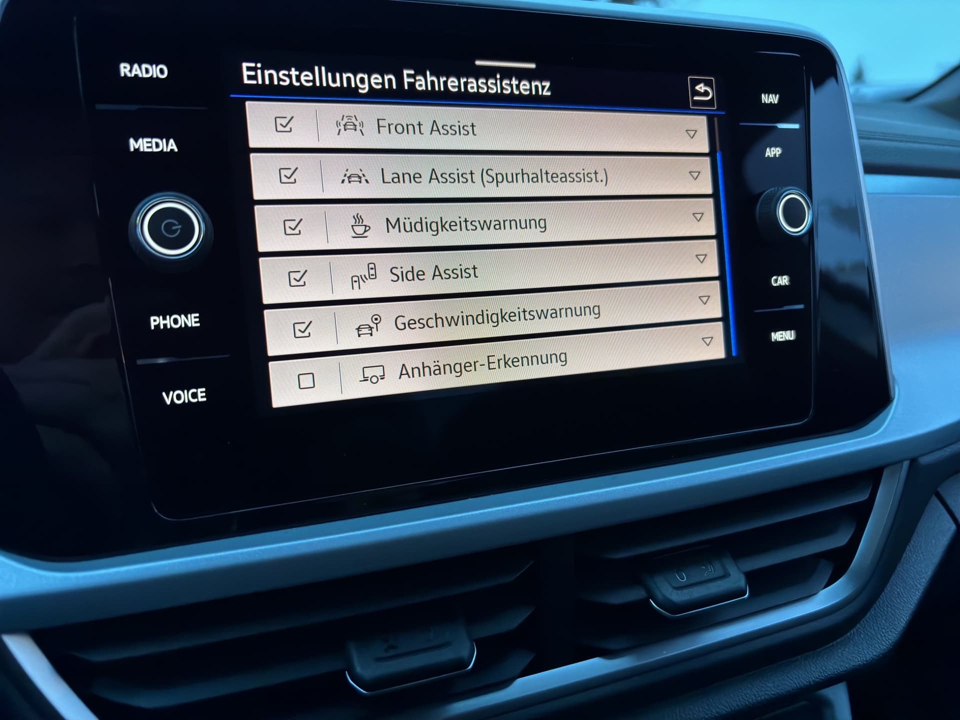 Volkswagen T-Roc Life 2.0 TDI DSG 150 PS AHK Kamera ACC Bild 20