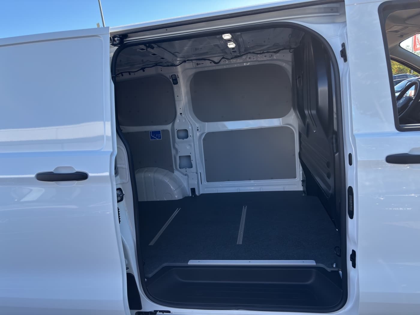Volkswagen T7 Transporter Kasten 2.0 TDI 110 Kw KR Bild 23