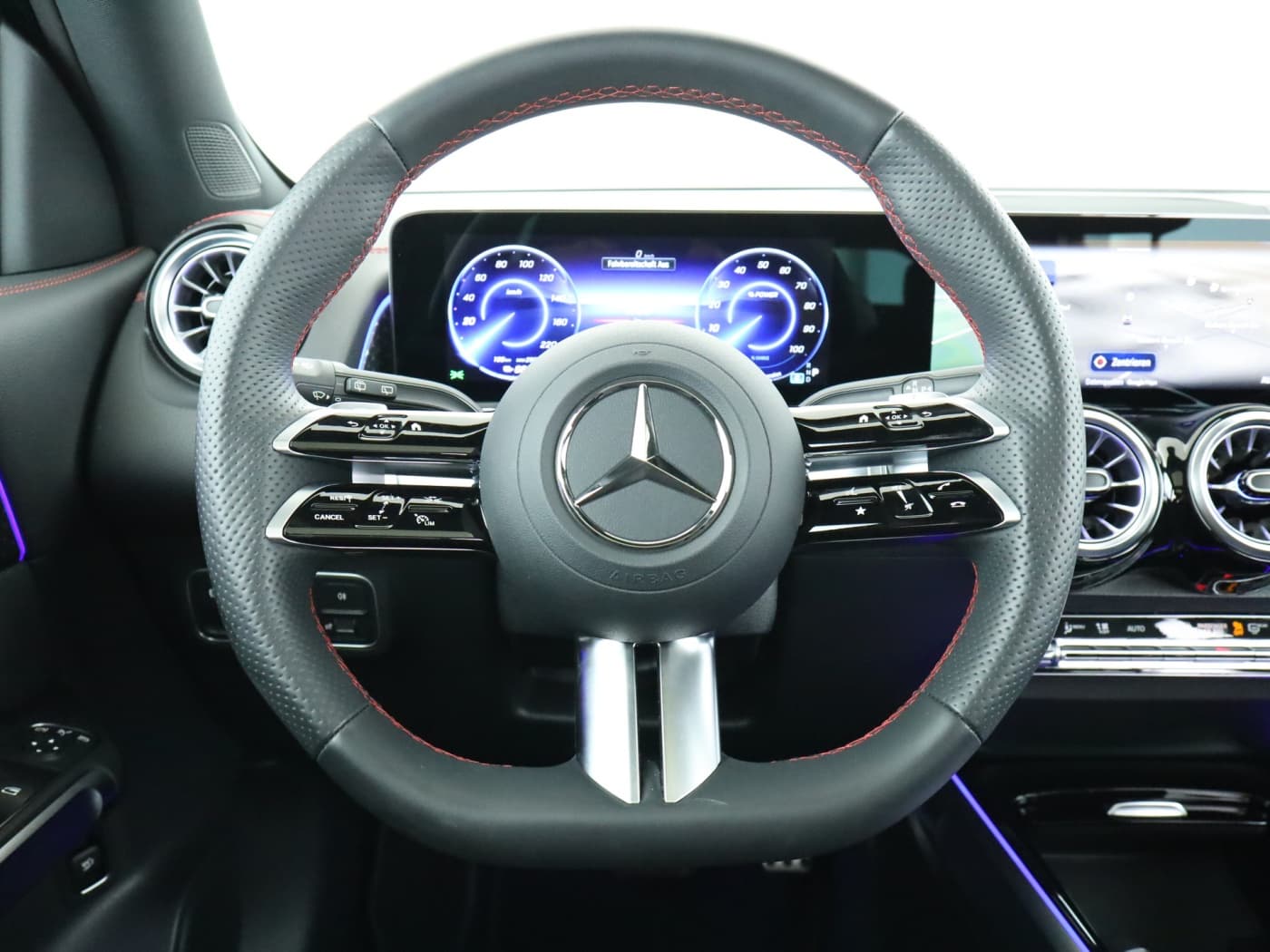 Mercedes-Benz EQB 300 4M Bild 11