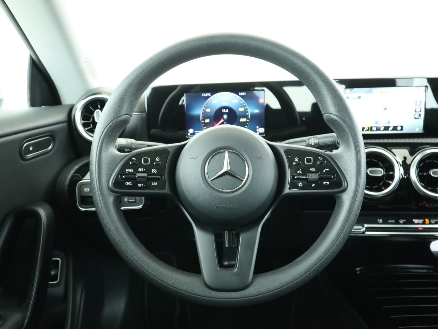 Mercedes-Benz CLA 200 d Bild 11