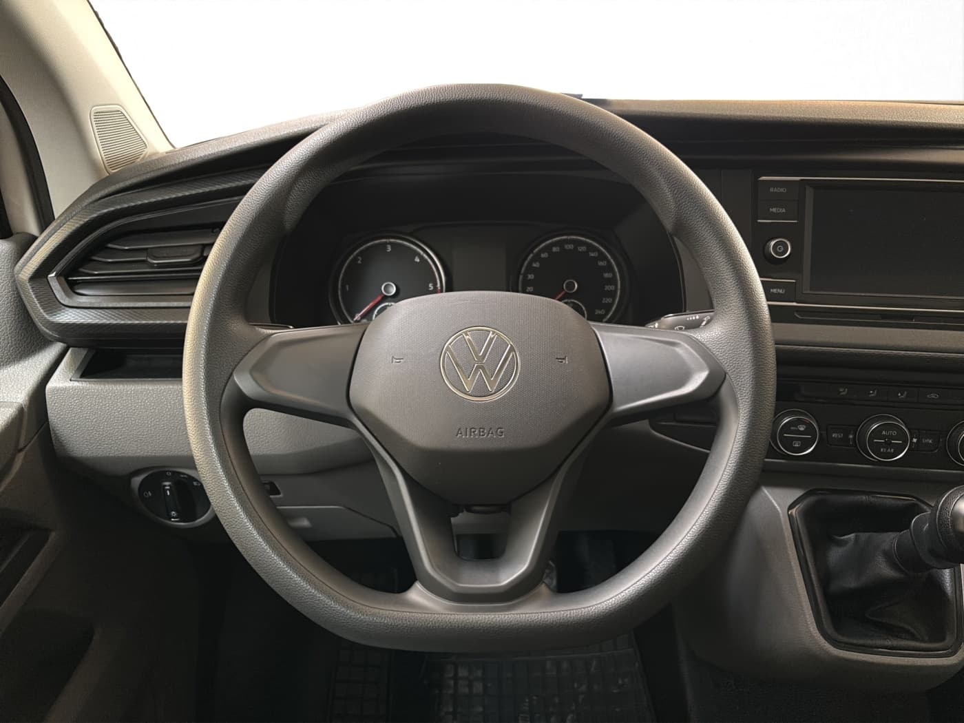 Volkswagen T6.1 2.0 TDI Caravelle Trendline lang Bild 10